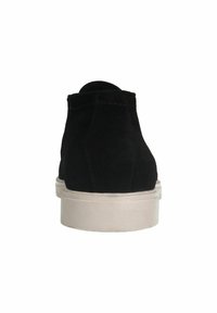 Schwarzer Wildleder-Hochschuh mit runder Zehenform und weißer Gummisohle. Verfügt über eine schlichte Naht und eine leicht erhöhte Ferse.