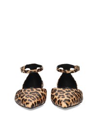 Zapatos de tacón alto con estampado de leopardo, correa en el tobillo, punta cuadrada, textura de pelo sintético y forro negro. Diseño de la suela no visible.