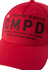 Rote Baseballmütze aus Stoff mit kräftigem schwarzen Schriftzug, darunter "CMPD" und "CAMP DAVID", mit gestickten Details am Schirm.