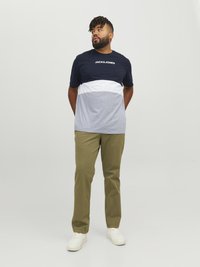 Jack & Jones JJEREID BLOCKING TEE - Apdrukāts T-krekls - navy blazer