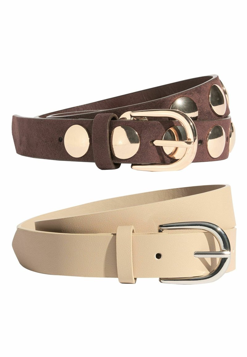 To bælter: et mørkebrunt ruskindsbælte med store guldfarvede runde nitter og et lysebeige læderbælte med en sølvfarvet spænde.