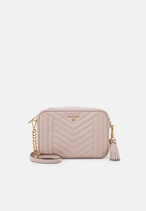 Lichtroze gewatteerde leren crossbodytas met gouden kettingriem en kwastdetail op witte achtergrond.