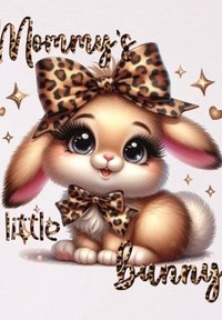 Karykaturalny królik o beżowo-brązowym futrze, noszący kokardę w leopardzie wzory, otoczony złotymi iskierkami i napisem "Króliczek mamusi".