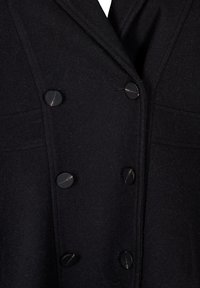 Schwarzer wollener doppelt gestreifter Mantel mit strukturiertem Finish, ausgestattet mit sechs runden schwarzen Knöpfen und subtilen Stichdetails.