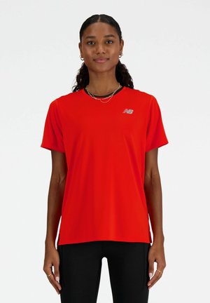 Camiseta atlética roja de manga corta, con cuello redondo y un pequeño logo en el lado izquierdo del pecho. Tejido suave y transpirable con una textura lisa.