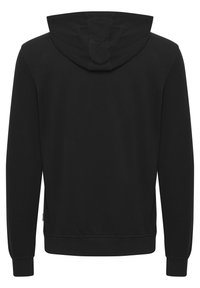 Sudadera negra con capucha, presenta mangas largas, puños acanalados y una textura suave. La vista trasera muestra una costura central y la sujeción de la capucha.