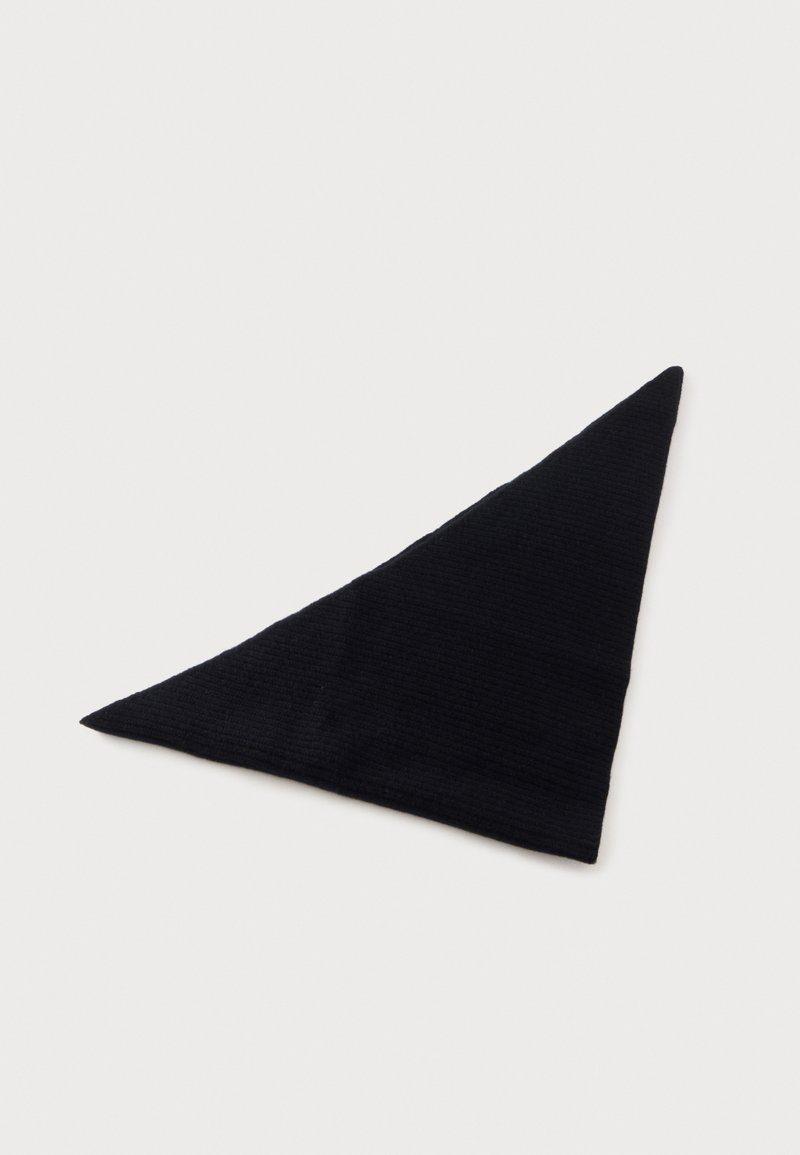 Bandana en tissu noir triangulaire avec un motif texturé subtil, posé à plat sur un fond clair.