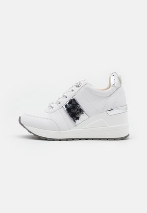 Weiße Wedge-Sneaker mit silbernen metallischen Akzenten, gemustertem "MK"-Logo-Detail an der Seite, weißen Schnürsenkeln und einer grauen strukturierten Sohle.