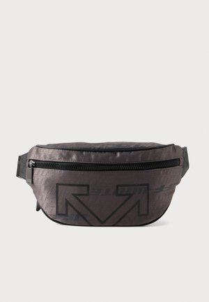 Riñonera estampada de color gris oscuro, con cremallera delantera, correa ajustable y un gran logotipo negro con forma de flecha.