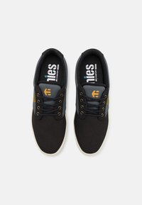 Etnies JAMESON 2 ECO - Sportcipő - black/dark grey/gold