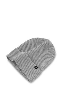 Szara, dziana czapka beanie z prążkowanym wzorem i podwiniętym brzegiem. Posiada małą, czarną metkę z logo z boku.