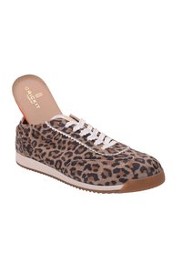 Trampki wsuwane w lamparci wzór, z białymi sznurowadłami, gumową podeszwą i beżową wkładką oznaczoną "Crickit Hamburg".