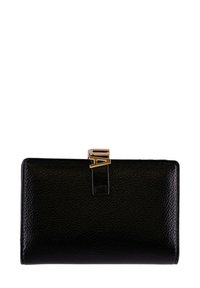 Portafoglio in pelle nera con finitura testurizzata, caratterizzato da un fermaglio e un logo in tono oro. Forma rettangolare compatta con design minimalista.