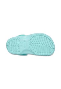 Jasnoniebieska kauczukowa podeszwa sandałów z wzorzystym bieżnikiem, z podniesionymi miejscami dla lepszej przyczepności oraz wzmocnionymi krawędziami pięty i palców.