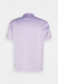 Chemise à manches courtes en lavande claire, en tissu lisse, avec un col classique et un design simple et épuré.