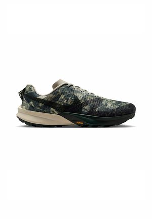 Zapatilla de trail running de perfil bajo con parte superior en camuflaje negro y gris, media suela beige, suela negra y logo Vibram en el lateral.