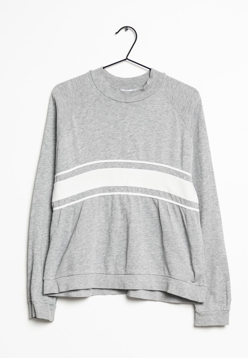 Sudadera gris de manga larga con un escote redondeado, que presenta rayas horizontales blancas en el pecho y un dobladillo tipo peplum. Textura suave.