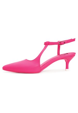 Roze lederen T-sandaal met een spitse neus, slanke enkelband en een lage kittenheel. Glad textuur en minimalistische ontwerpelementen.