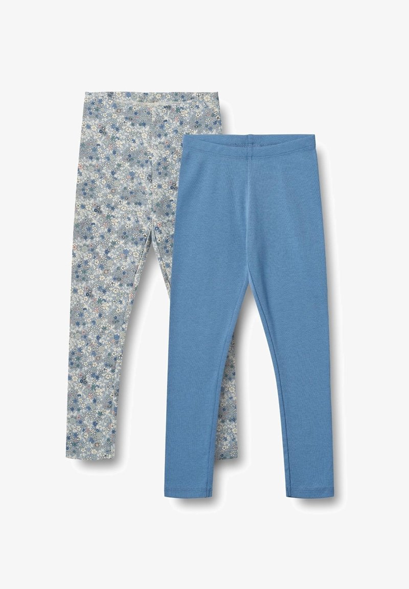 Twee paar leggings: een in lichtblauw, de ander met een bloemenpatroon in blauw, wit en groen. Beide hebben een aansluitend ontwerp en een elastische tailleband.