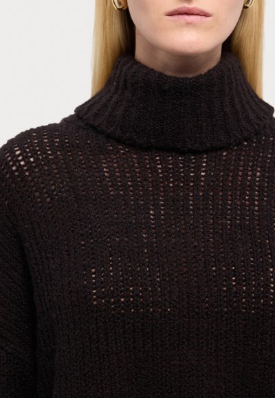 Dunkelbrauner gestrickter Rollkragenpullover mit einem strukturierten, offenen Maschenmuster. Der Stoff wirkt warm und ist leicht locker geschnitten.
