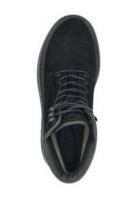 Svart suedes lace-up støvel med polstret krage og metallhull, sett fra oven.