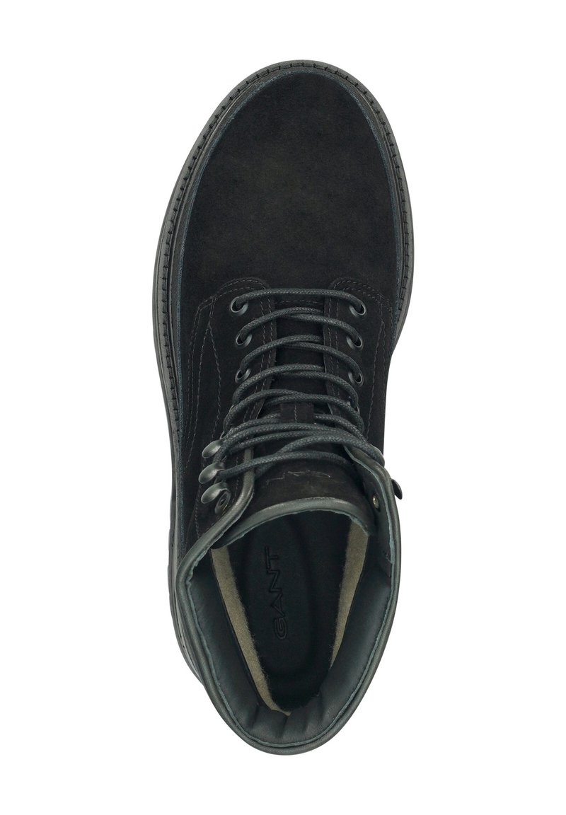 Czarny zamszowy botek na sznurówki z wyściełanym kołnierzem i metalowymi oczkami, widok z góry.
