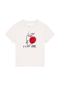 Weißes T-Shirt mit kurzen Ärmeln, das minimalistisches Linienkunst eines Gesichts und ein rotes Herz zeigt, mit dem Text "SELBSTLIEBE" in handgeschriebener Schrift.