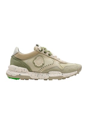 Zapatilla baja en ante beige y verde claro con suela gruesa moteada y parche decorativo cosido en el lateral.