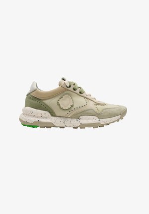 Zapatilla baja en ante beige y verde claro con suela gruesa moteada y parche decorativo cosido en el lateral.
