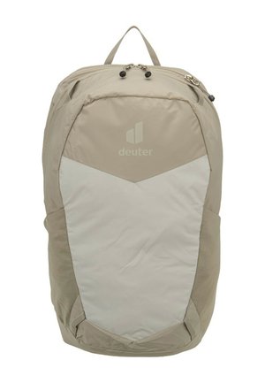 Beiger und hellgrauer kompakter Rucksack mit Tragegriff oben, doppeltem Reißverschlussverschluss und Netzseitentaschen, vorne mit dem "deuter"-Logo versehen.