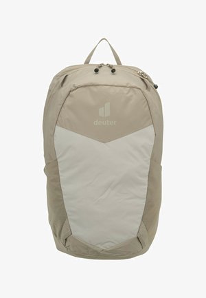 Beiger und hellgrauer kompakter Rucksack mit Tragegriff oben, doppeltem Reißverschlussverschluss und Netzseitentaschen, vorne mit dem "deuter"-Logo versehen.