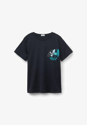 Navyblaue Baumwoll-T-Shirt mit Rundhalsausschnitt, ausgestattet mit türkisfarbenen Surfbrettergrafiken und dem Text "Surfen ist eine Art, Spaß zu haben."