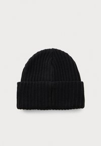 Bonnet en tricot noir côtelé avec un revers, posé à plat sur un fond blanc uni.