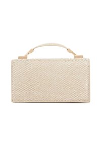 Beige rechthoekige handtas met een geweven textuur, metalen accenten en een korte handgreep. Beschikt over een sluiting met een haak, compact formaat.