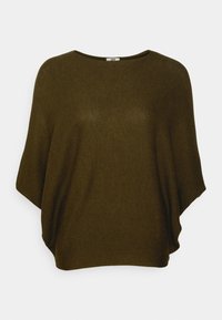 Donker olijfgroen oversized sweater met een brede ronde hals, korte vleermuismouwen en een gebreide textuur.