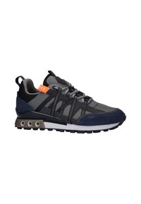 Chaussure de sport pour homme alliant maille et suède dans des tons de bleu marine, gris et noir, avec des accents orange et une semelle texturée pour une meilleure adhérence.
