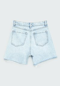 Pantalones cortos de mezclilla azul claro con bordes deshilachados, dos bolsillos traseros, ganchos para cinturón y costuras visibles, mostrados desde la parte trasera sobre un fondo liso.