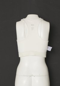 Achteraanzicht van een witte sport-bh met racerback ontwerp op een witte paspop tegen een zwarte achtergrond.