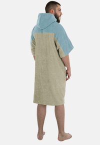 Hoodie Strandrobe aus terrakottafarbenem undhellblauem Frottee, mit kurzen Ärmeln und lockerer Passform, die hinten bis zur Mitte der Wade reicht.