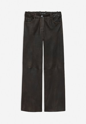 Zwarte leren wijde broek met een gladde textuur, twee voorzakken en een knoopsluiting. Heeft een ontspannen pasvorm en een minimalistisch ontwerp.