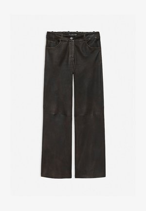 Zwarte leren wijde broek met een gladde textuur, twee voorzakken en een knoopsluiting. Heeft een ontspannen pasvorm en een minimalistisch ontwerp.