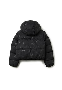 Doudoune noire avec capuche, présentant un design court. La surface affiche des lettres en relief subtil et une texture matelassée.