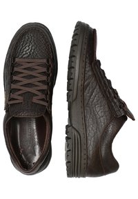Baskets en cuir marron avec surface texturée, bout rond et lacets marron. Elles disposent d'une épaisse semelle en caoutchouc avec des crampons pour une bonne adhérence.