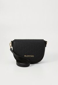 Mala tiracolo preta Valentino com padrão de logótipo em relevo, ferragens douradas e correia ajustável, sobre um fundo branco simples.