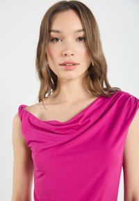 Fuchsia klänning med draperad halsringning och korta �ärmar. Mjuk tyg med en slät textur. Tajt passform som framhäver silhuetten.