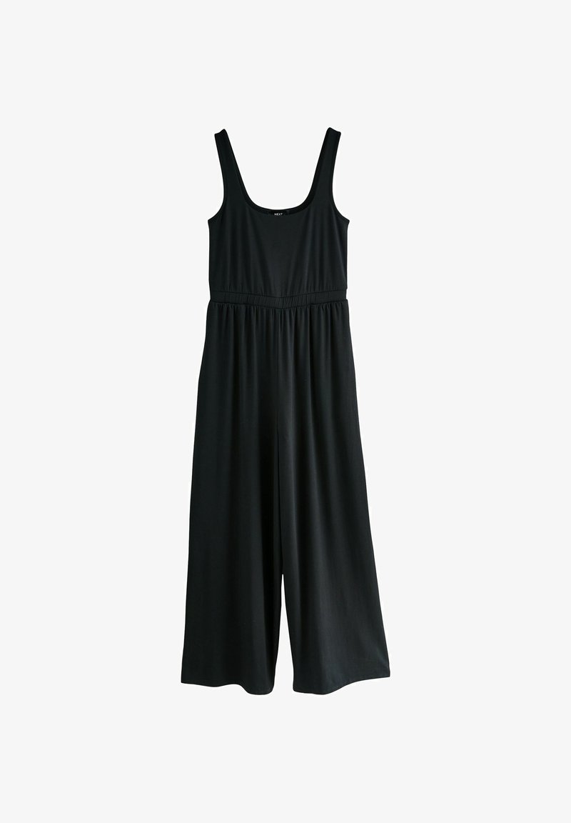 Čierny overal s hlbokým výstrihom, širokými ramienkami, priliehavým pásom a voľnými širokými nohavicami, vyrobený z hladkého materiálu s jemnou textúrou.