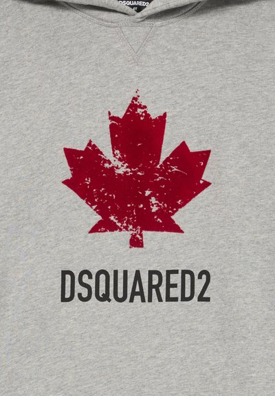 Grå hættetrøje med et stort, slidte rød ahornblad design og sort "DSQUARED2" tekst nederst. Stoffets struktur ser blød ud.