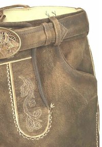 Braune Lederhosen mit glatter Textur, ausgestattet mit dekorativem Stickmuster und einer Metallgürtelschnalle mit einem Hirschdesign.