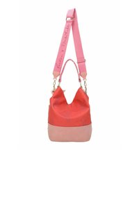 Sac à style hobo avec un corps en tissu rouge, une base en cuir rose et une bandoulière rose portant "Frida Kahlo" en écriture. Accentué de matériel doré.