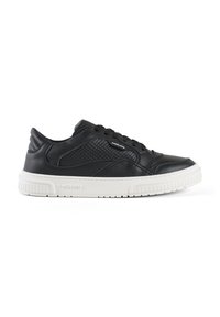 Sneaker nera con tomaia in pelle strutturata, suola bianca arrotondata e lacci neri. Caratterizzata da una punta liscia e un branding discreto sul lato.